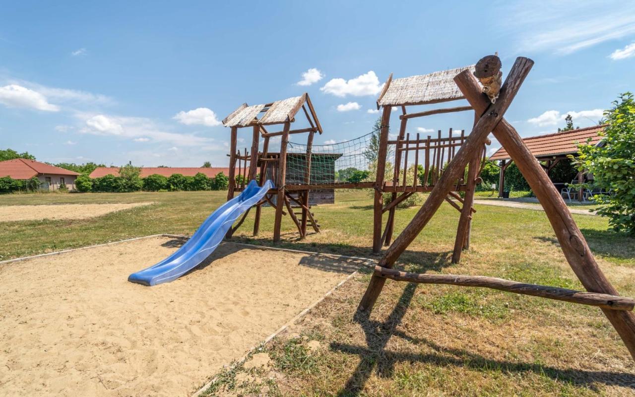 Apartmány Karmon Park Veľký Meder Exterior foto